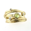 Billede af Ring med guldtråde fattet med peridot og 3 brill. 14 kt. (Trådring)