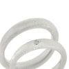 Billede af Forlovelsesringe, massiv 'bølget' hmf overflade, D-ring brill. 0,03 w/vs. 14 kt. hvg.
