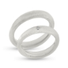 Billede af Forlovelsesringe, massiv 'bølget' hmf overflade, D-ring brill. 0,03 w/vs. 14 kt. hvg.