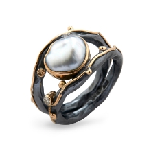 Billede af By Birdie Dubeca Keshi ring sort rhodineret sølv m.14kt, perle og 0,05 ct brillant str. 57