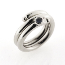 Billede af Ring spiral snoet, isat 3 mm. blå safir, 3 mm. tråd 14 kt. hvg.