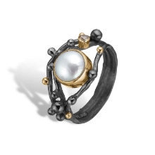 Billede af By Birdie Urban Harlem Buds Perle ring sort rhodineret sølv m.14 kt guldpynt og ferskvandsperle + 0,05 ct. diamant (str. 57) Billede af By Birdie Urban Harlem Buds Perle ring sort rhodineret sølv m.14 kt guldpynt og ferskvandsperle + 0,05 ct. diamant (str. 57)