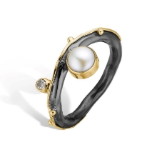 Billede af By Birdie Louise Perle ring sort rhodineret sølv m.14 kt. og 0,03ct. diamant + ferskvandsperle (str. 52)