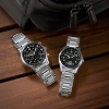 Billede af Seiko Classic herreur stål sort skive safirglas 39,5mm 10ATM